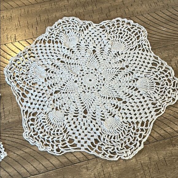 Elegant Vintage 1970s Handmade White Crochet Doilies Set - Picture 13 of 17